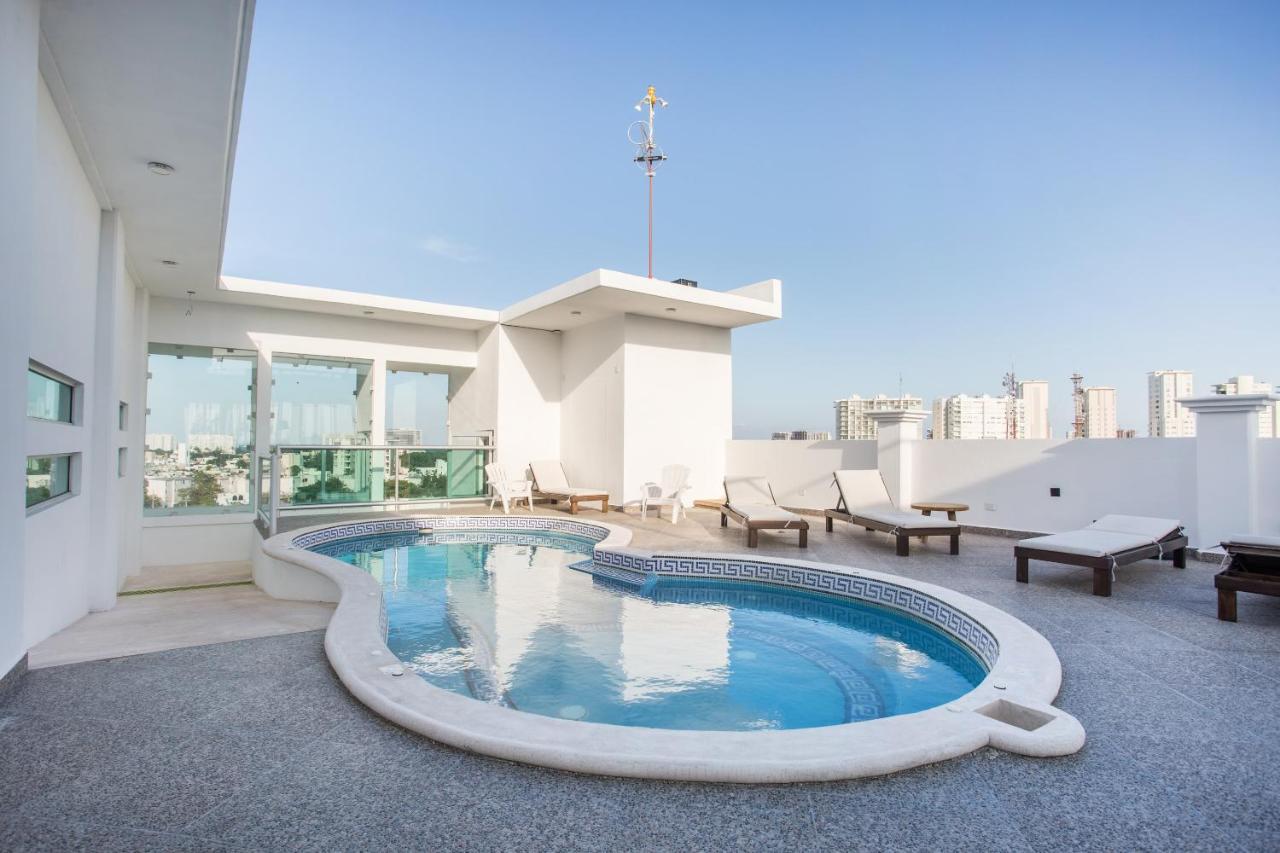 Capital O Cancun Ocean View, Cancún Esterno foto Rooftop pool